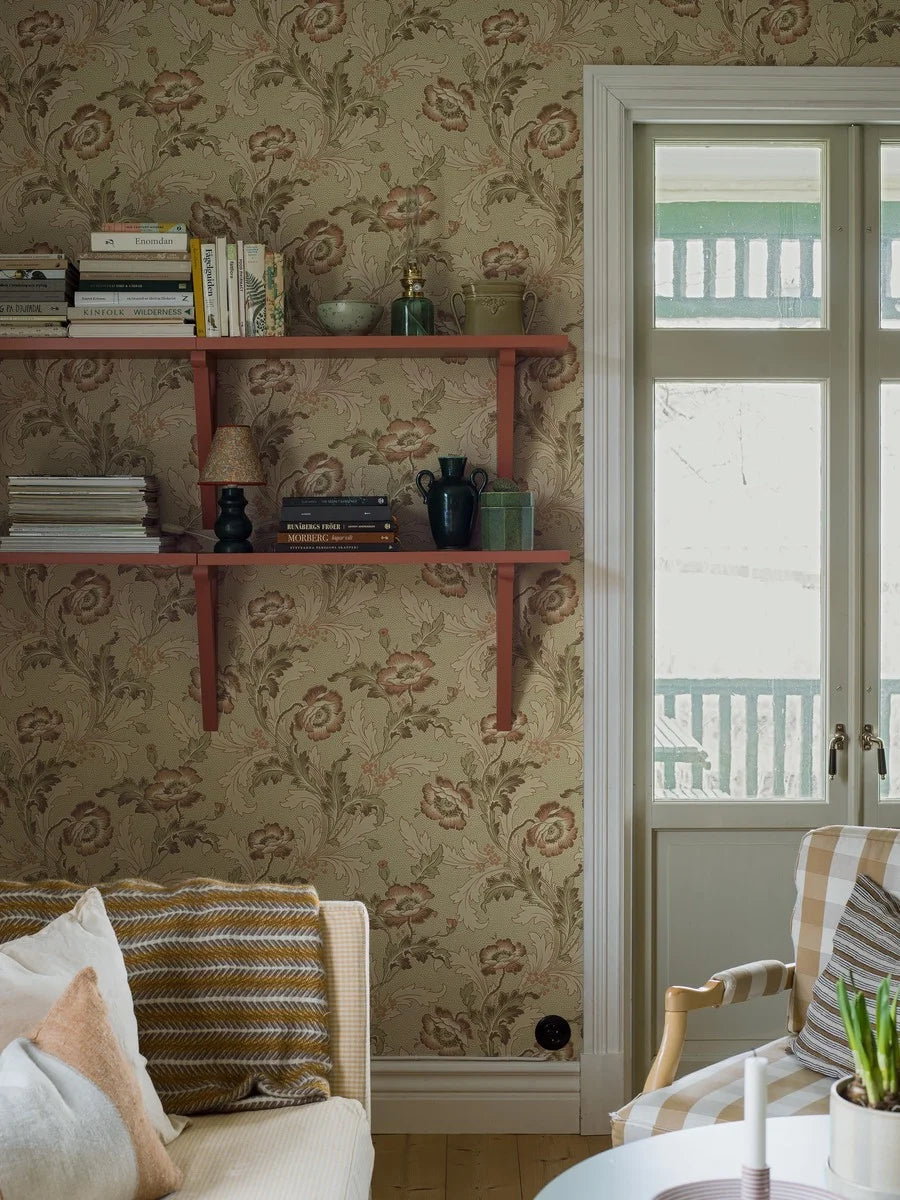 Colored in soft green and beige tones with warm terracotta red accents, our Göteborg wallpaper creates a nostalgic expression on walls
