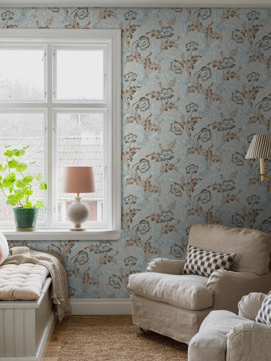 Combining a light blue base with delicate beige and brown details, our Göteborg wallpaper is brimming with floral flow.