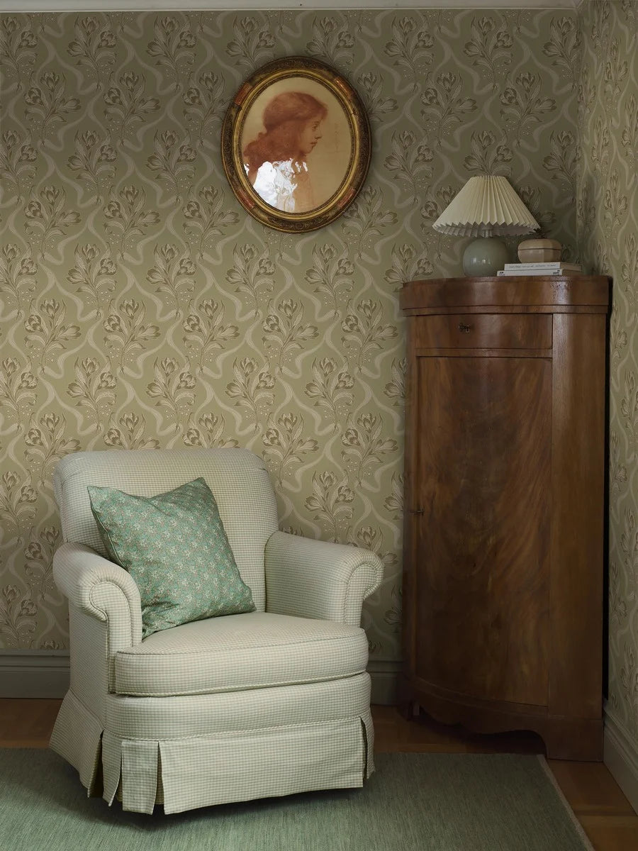 Bringing a breath of fresh air to the walls, our Jugendbukett wallpaper is colored in a pleasing palette of muted green.