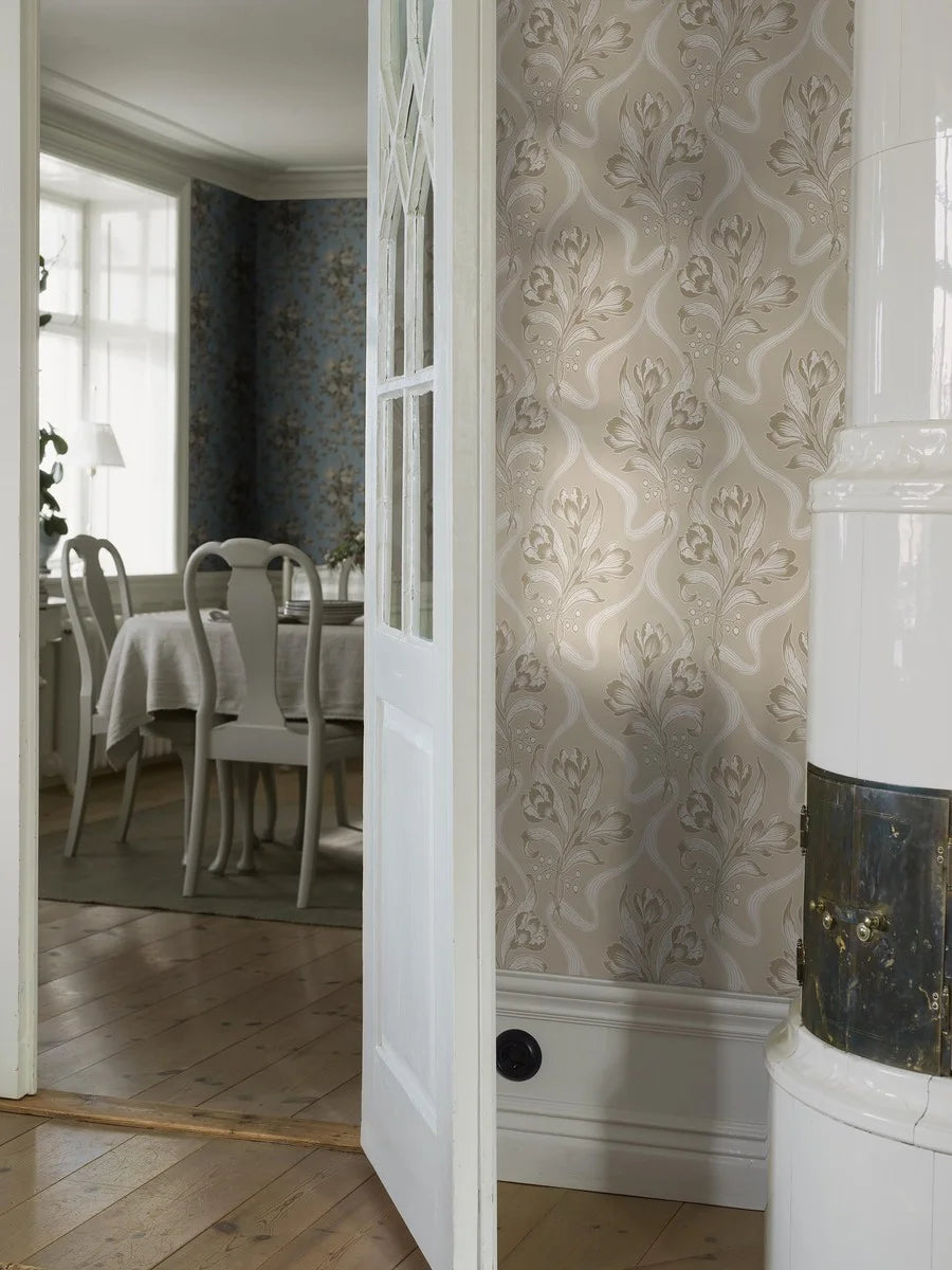 Printed in warm grey-beige tones accentuated with a subtle shimmer, our Jugendbukett wallpaper embodies the soft elegance of the Jugend era.