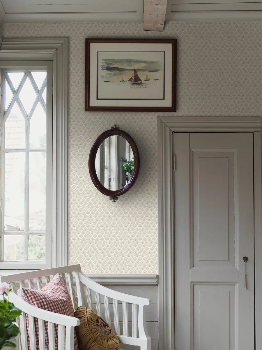 Set on a linen base with golden beige detailing, our Svea wallpaper has a subtle structure and woven tapestry effect.