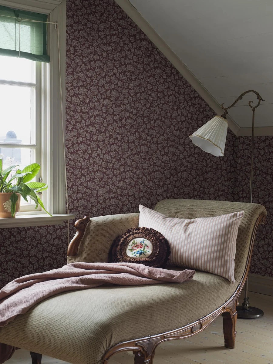 When spring is at its most beautiful, the hawthorn shrub bursts into bloom. And this enduring garden favorite has inspired the dense foliage design of our Hagtorn wallpaper.