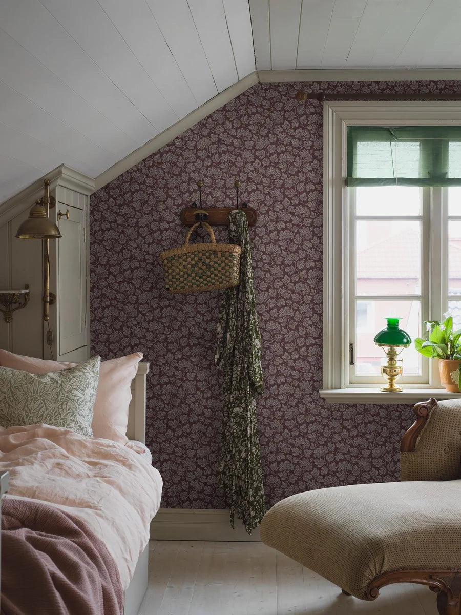 When spring is at its most beautiful, the hawthorn shrub bursts into bloom. And this enduring garden favorite has inspired the dense foliage design of our Hagtorn wallpaper.