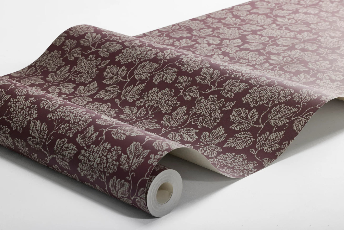 When spring is at its most beautiful, the hawthorn shrub bursts into bloom. And this enduring garden favorite has inspired the dense foliage design of our Hagtorn wallpaper.