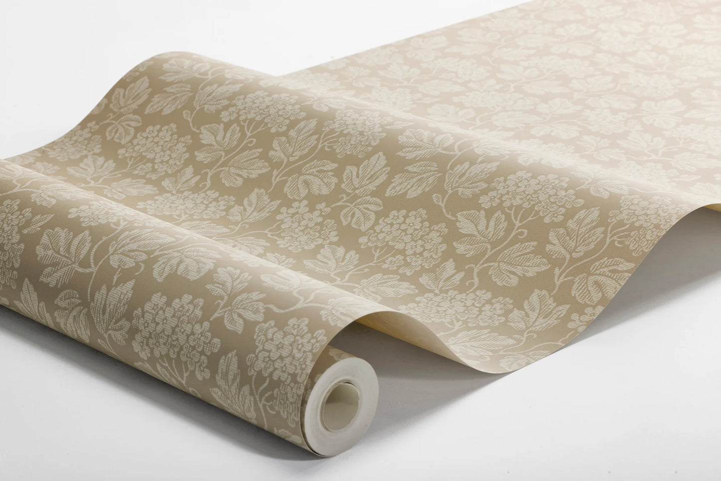 Inspired by the timeless beauty of hawthorns in bloom, our Hagtorn wallpaper in golden beige tones envelops the room in soft foliage and early spring calm.