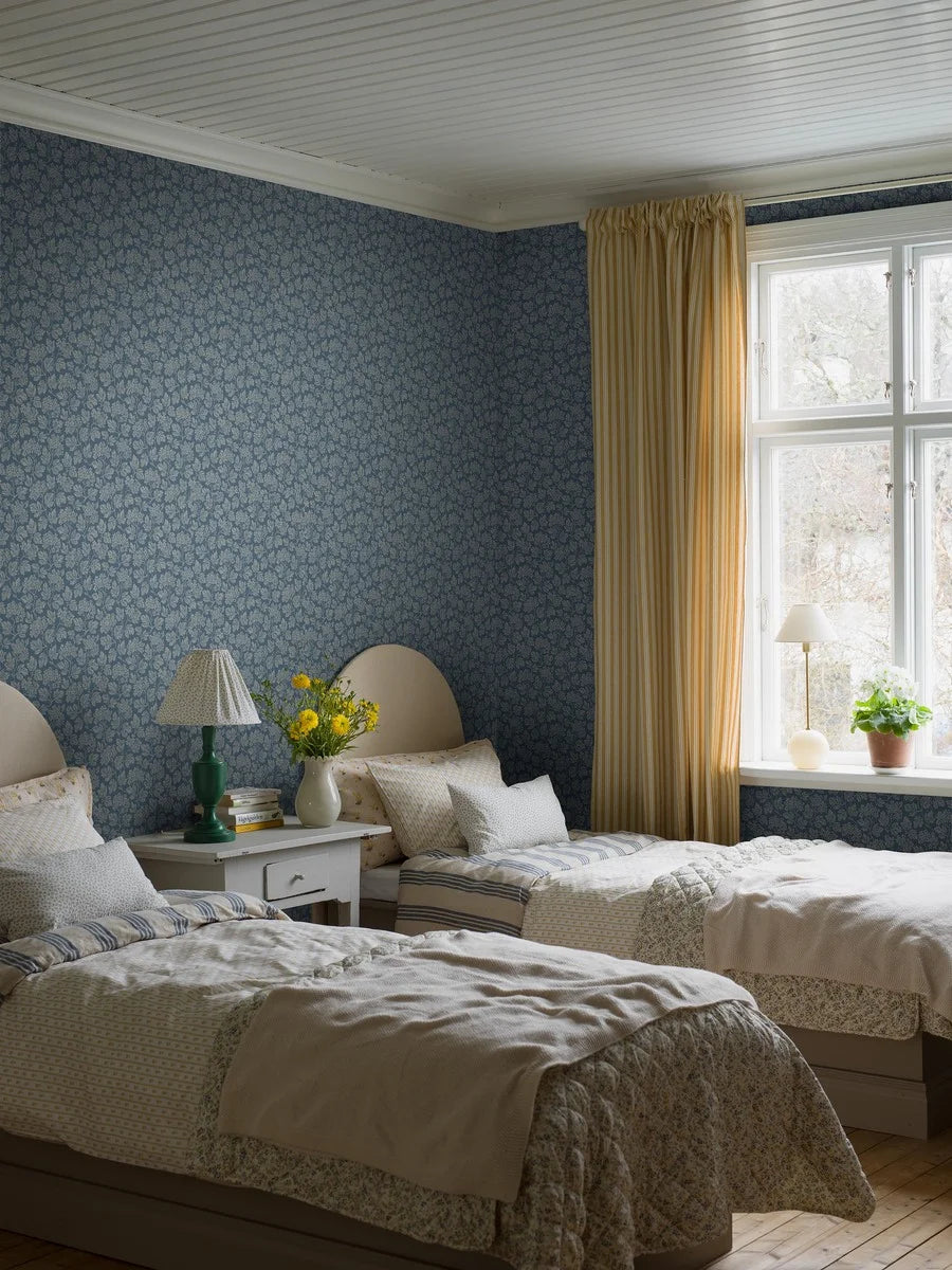 Carefully redrawn from a tapestry wallpaper dating back to the 1920s, this Hagtorn wallpaper in blue blends natural inspiration with a soft structure.