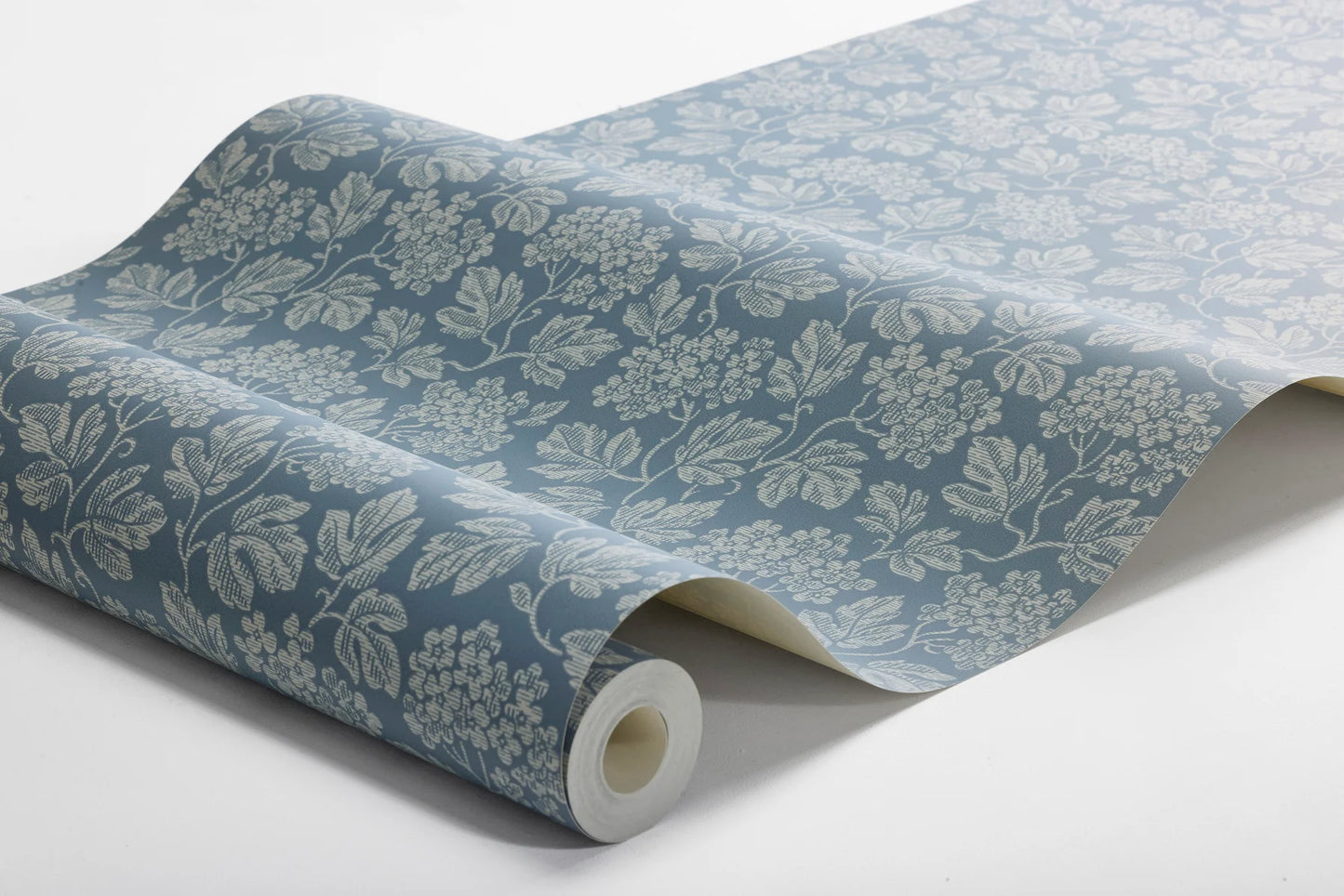 Carefully redrawn from a tapestry wallpaper dating back to the 1920s, this Hagtorn wallpaper in blue blends natural inspiration with a soft structure.