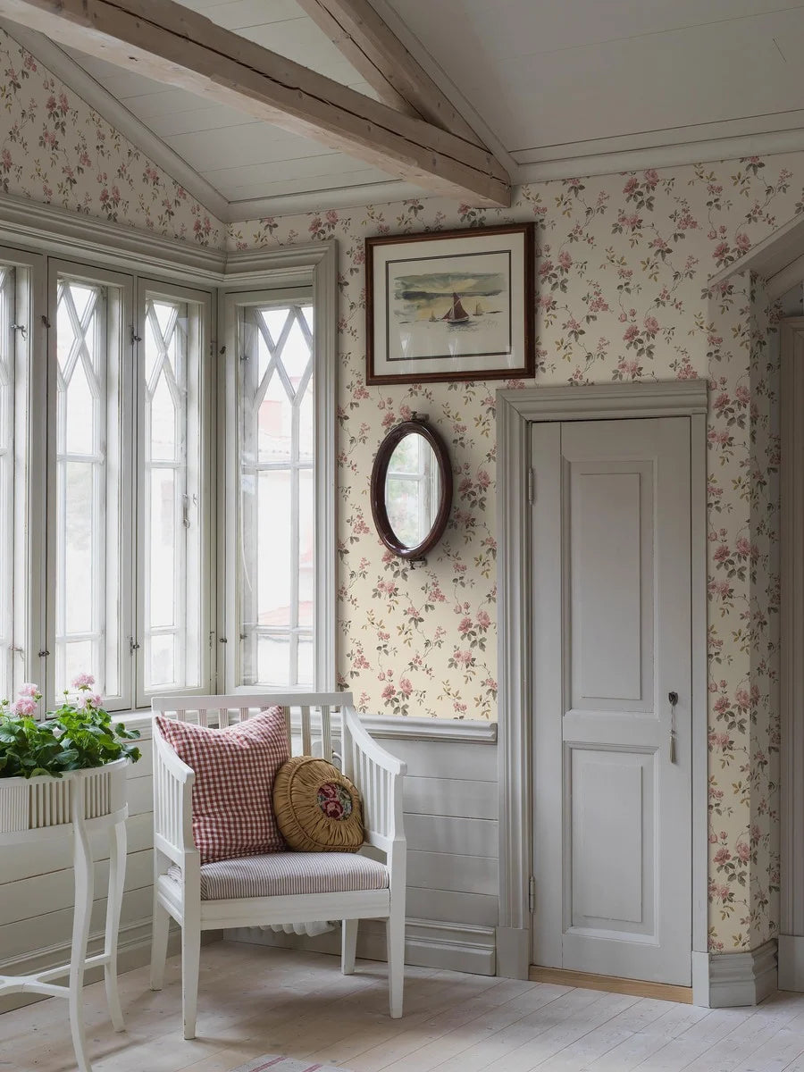 Winding roses bloom with romantic ease in our Värmdö wallpaper.
