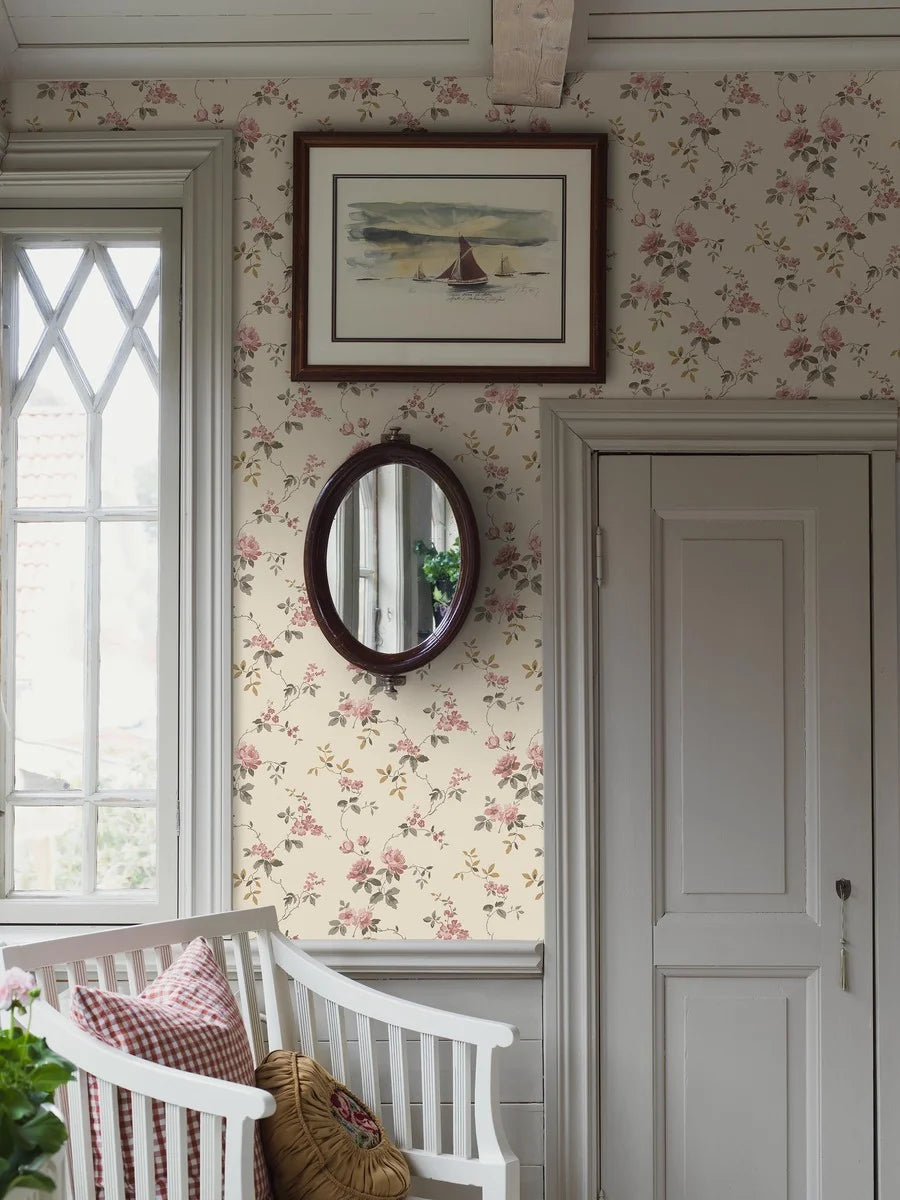 Winding roses bloom with romantic ease in our Värmdö wallpaper.