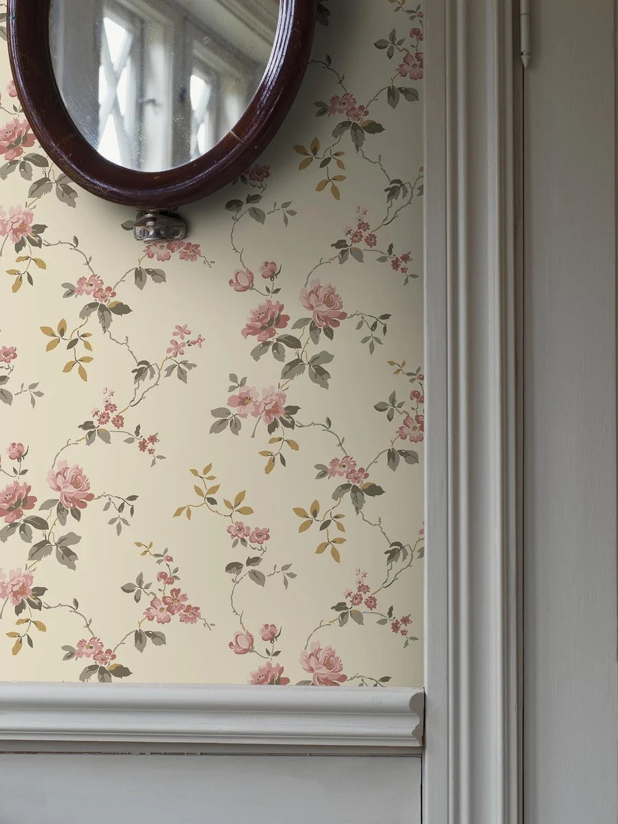Winding roses bloom with romantic ease in our Värmdö wallpaper.