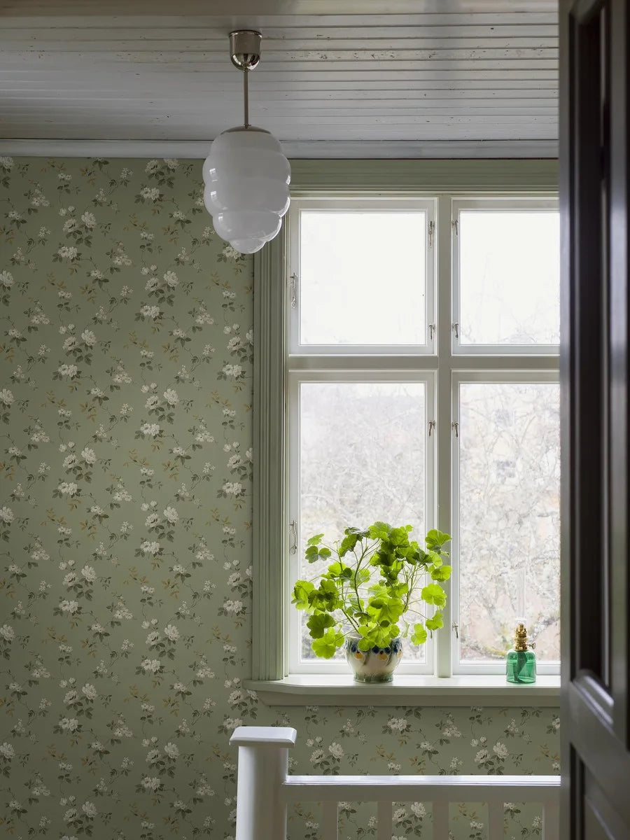This Värmdö wallpaper is an early 20th century classic. The pattern’s roses gently wind across the walls, as traditionally found in Scandinavian summer houses.