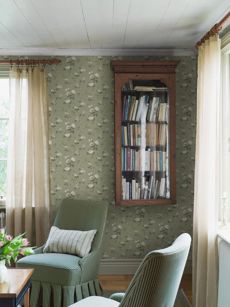 This Värmdö wallpaper is an early 20th century classic. The pattern’s roses gently wind across the walls, as traditionally found in Scandinavian summer houses.
