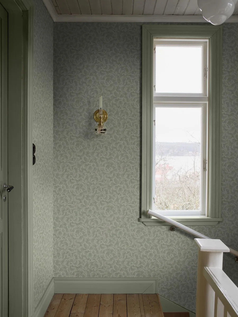 Our Änggården wallpaper embodies the refined discreteness of 1930’s interiors, where decoration gave way to balance and form.