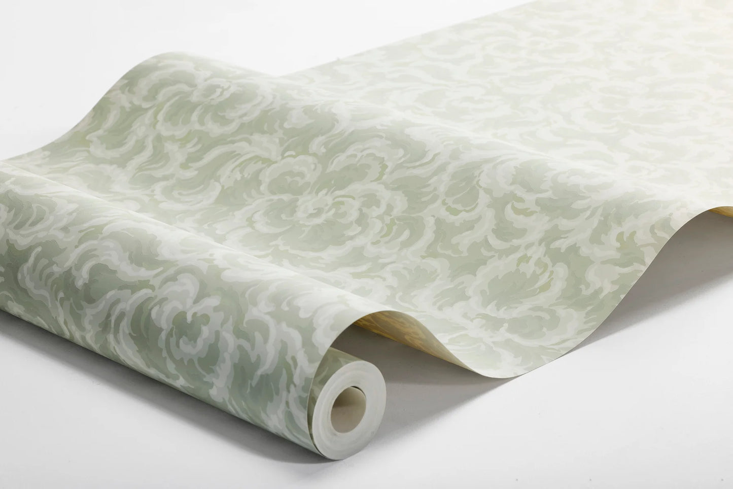 Our Änggården wallpaper embodies the refined discreteness of 1930’s interiors, where decoration gave way to balance and form.
