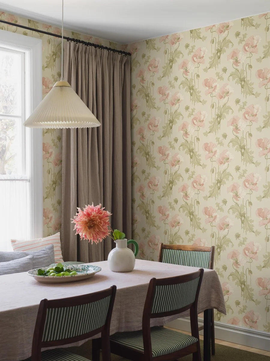 This Vallmo wallpaper is a romantic Art Nouveau pattern from the early 1900s.