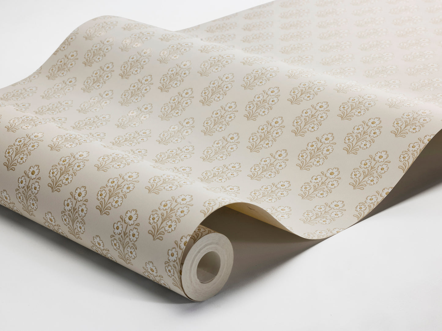 Set on a warm beige background, our Sibylla wallpaper features delicate floral bouquets arranged in gentle symmetry.
