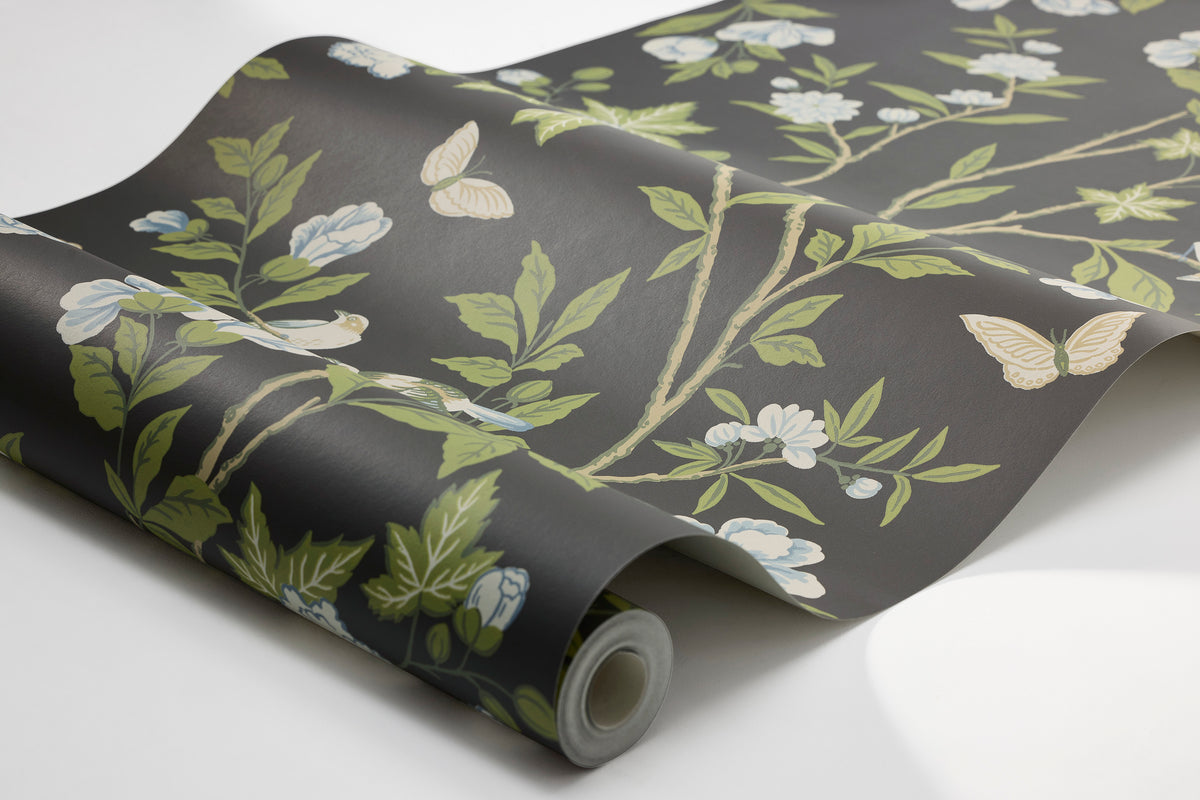 The black Floral chinoiserie wallpaper Sophia Magdalena was created with inspiration from a hand-painted 18th-century wallpaper, imported by the Swedish East India Company to Åby Frälsegård outside Gothenburg.