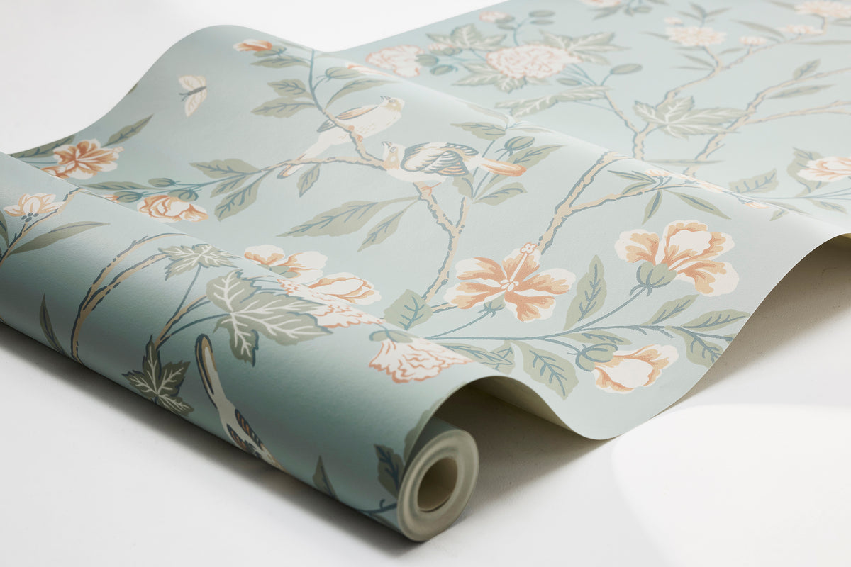 The light blue Floral wallpaper Sophia Magdalena is an updated version of a hand-painted Chinese wallpaper from the 18th century.