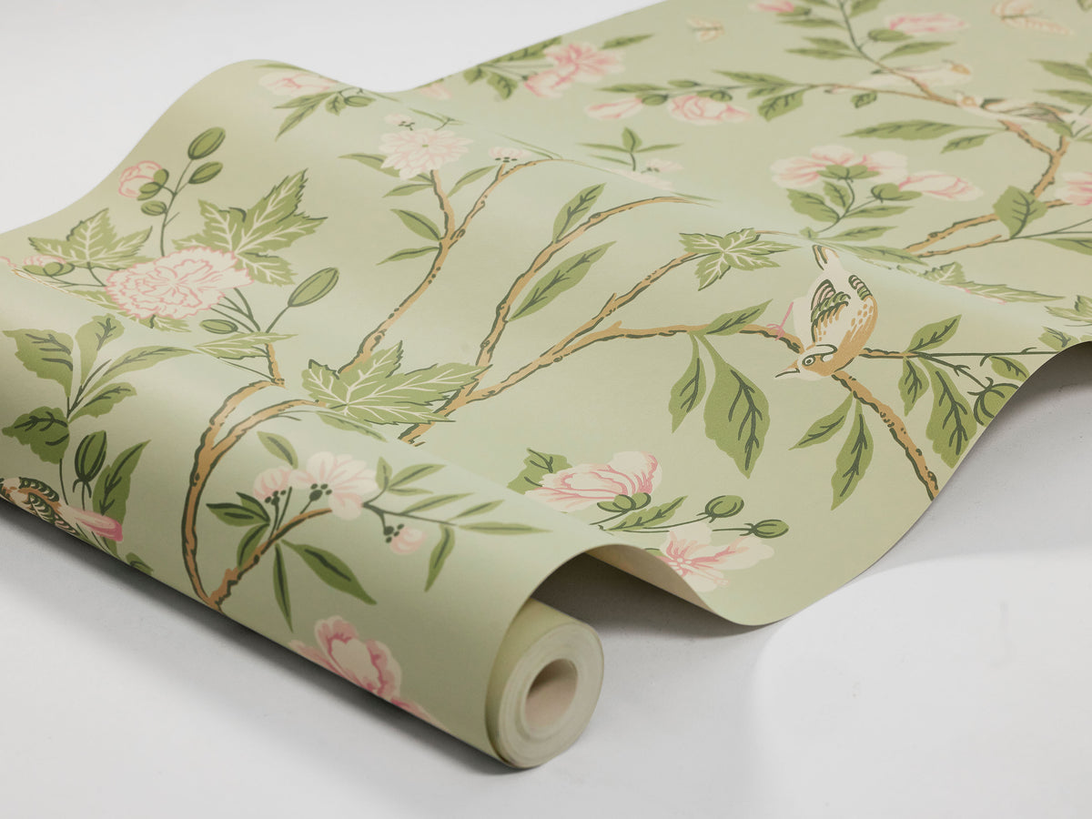 The light green Floral wallpaper Sophia Magdalena brings a feeling of spring all year round.