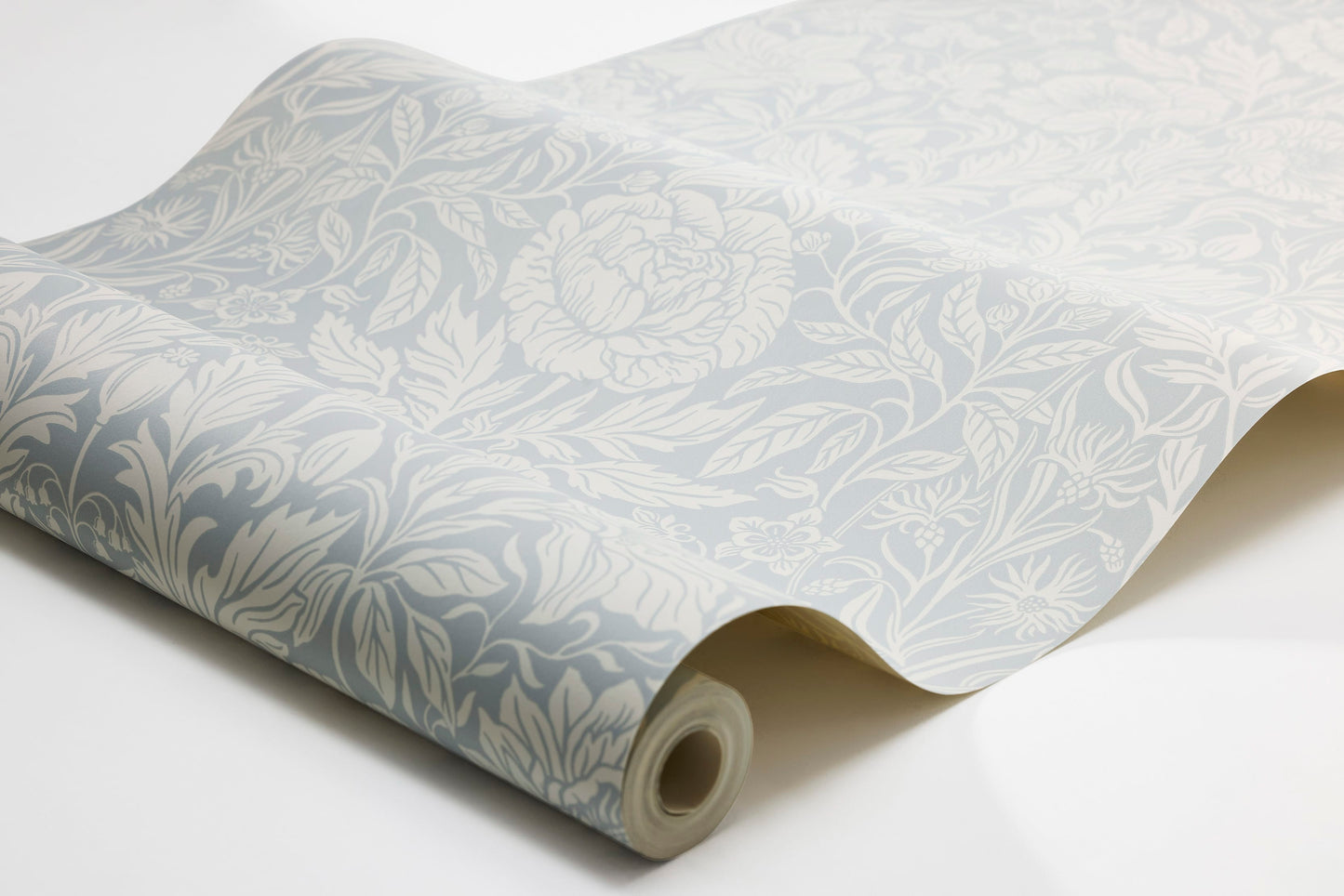 Inspired by the Leksand manor house of the same name, we created the large-floral wallpaper Hildasholm, shown here in glue print with a white pattern on a light blue background.