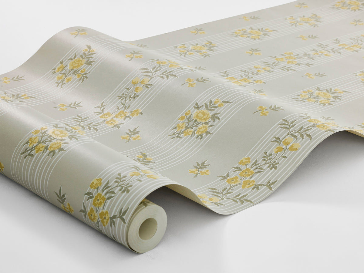 Garlands of black-eyed Susans and sweet little rose bouquets adorn the Striped mural wallpaper Hufvudsta Gård.
