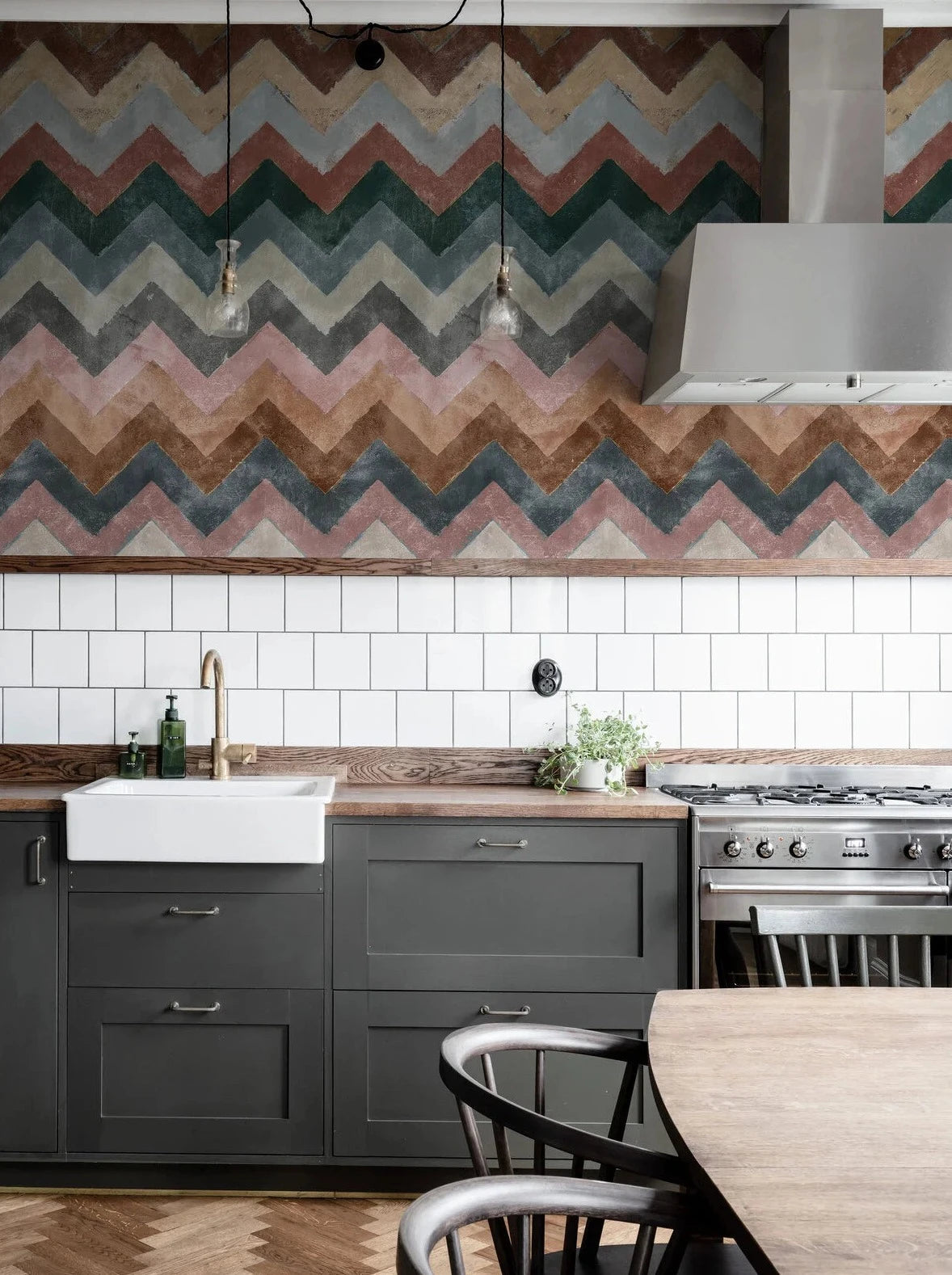 Wallpaper Chevrons, a classic zigzag pattern and a contemporary earthy color palette.