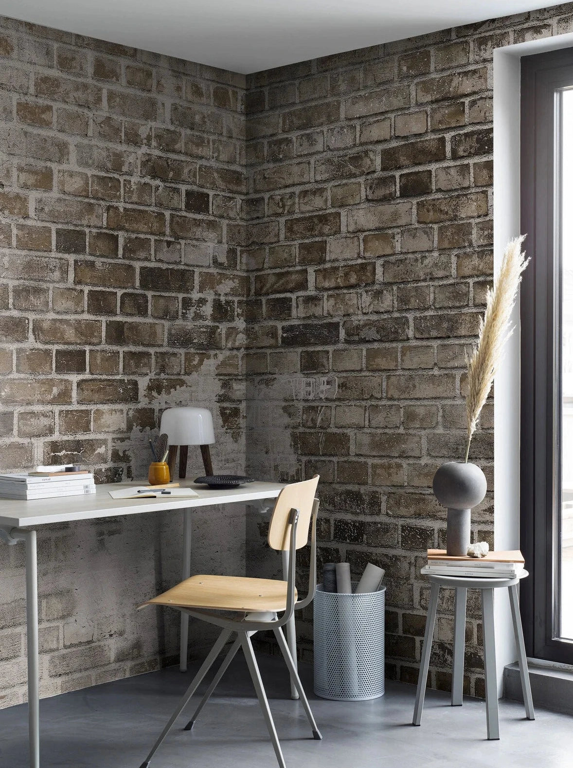 Colored in shades of beige and grey, our Weathered Bricks wallpaper recreates the stone interiors of aged warehouse buildings bringing a New York loft style to your home.