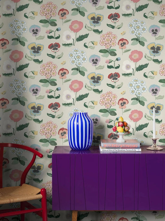 Set on a light beige background, Posy wallpaper’s hand-painted and dainty pattern gives spring bouquet vibes and imparts a playful, warm, and cheerful atmosphere to rooms.
