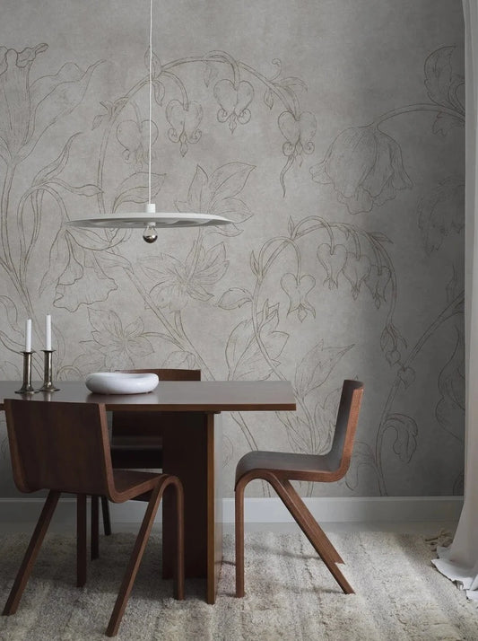 The light gray-beige wallpaper Burning Heart is adorned with delicate bleeding hearts and bellflowers on a discreetly marbled background.