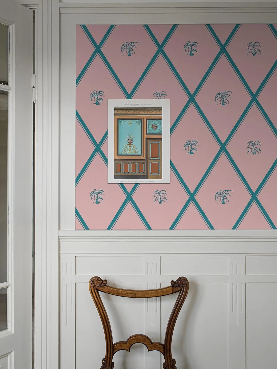 Designed by the ornamental genius Dagobert Peche in around 1914, this Medina wallpaper combines exotic palm motifs and strict geometric forms, evoking the allure of the Middle East.