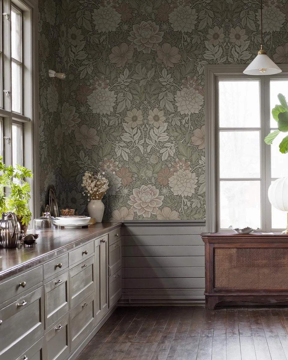 This wallpaper is a tribute to the lush late-summer flowerbed – a hand-painted design of magnificent dahlias and delicate foliage. 