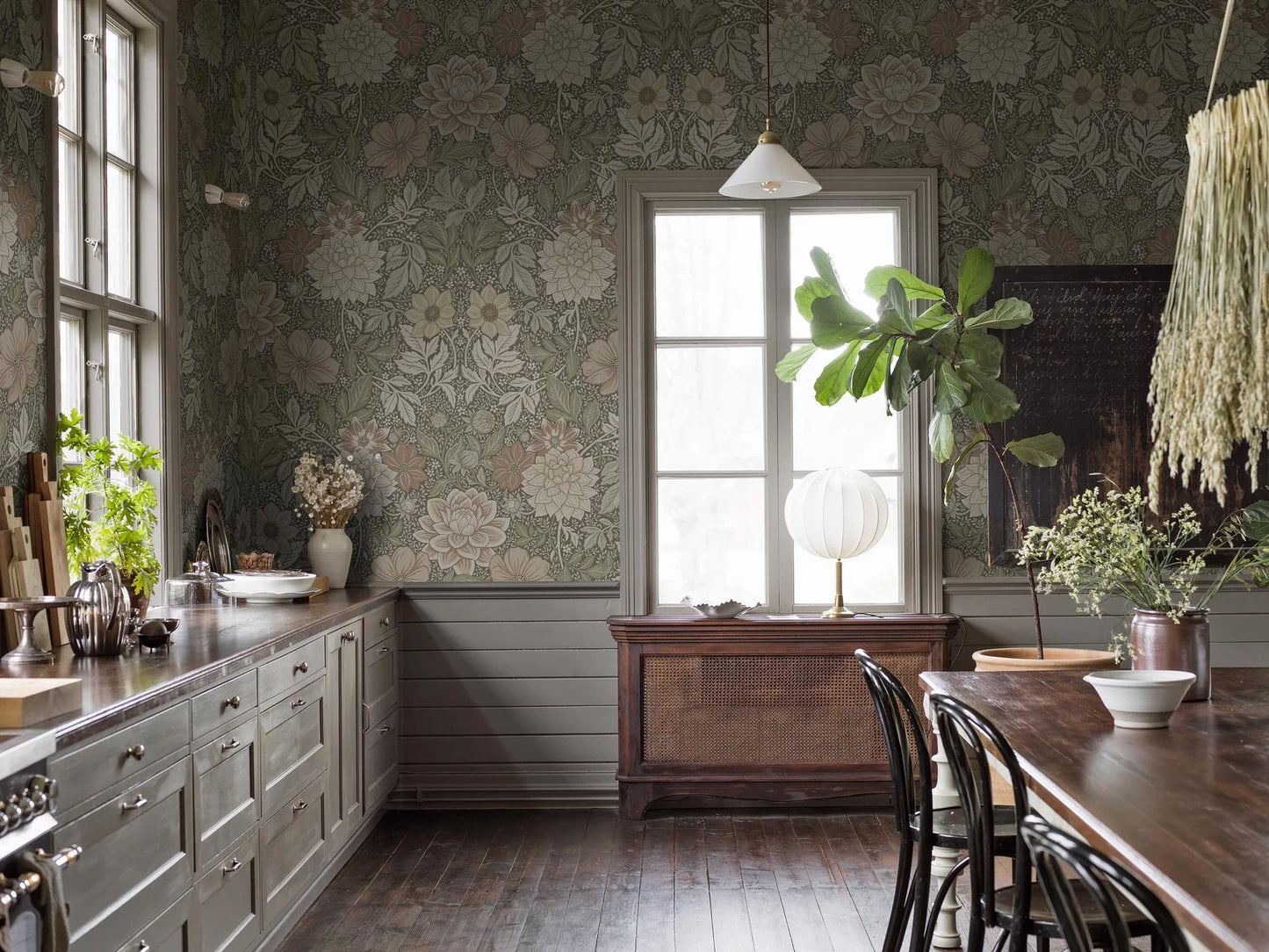 This wallpaper is a tribute to the lush late-summer flowerbed – a hand-painted design of magnificent dahlias and delicate foliage.