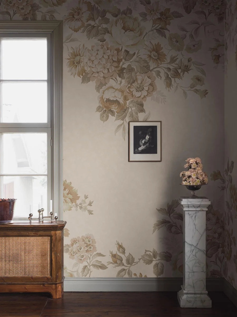 Hortensia Grand is a magnificent mural wallpaper where hydrangea, dahlia, and rose intertwine in a hand-painted pattern.
