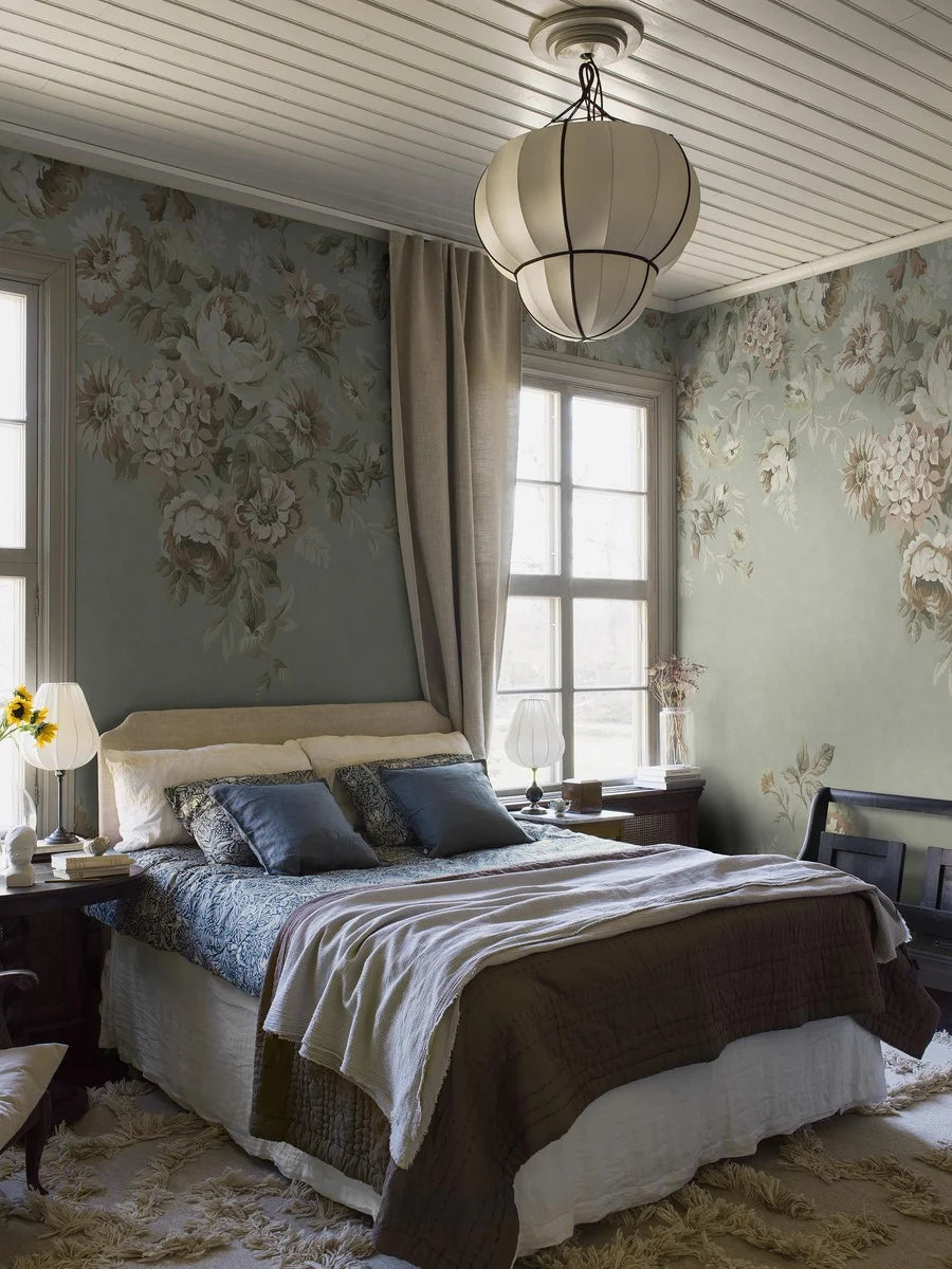 Hortensia Grand is a magnificent mural wallpaper where hydrangea, dahlia, and rose intertwine in a hand-painted pattern.