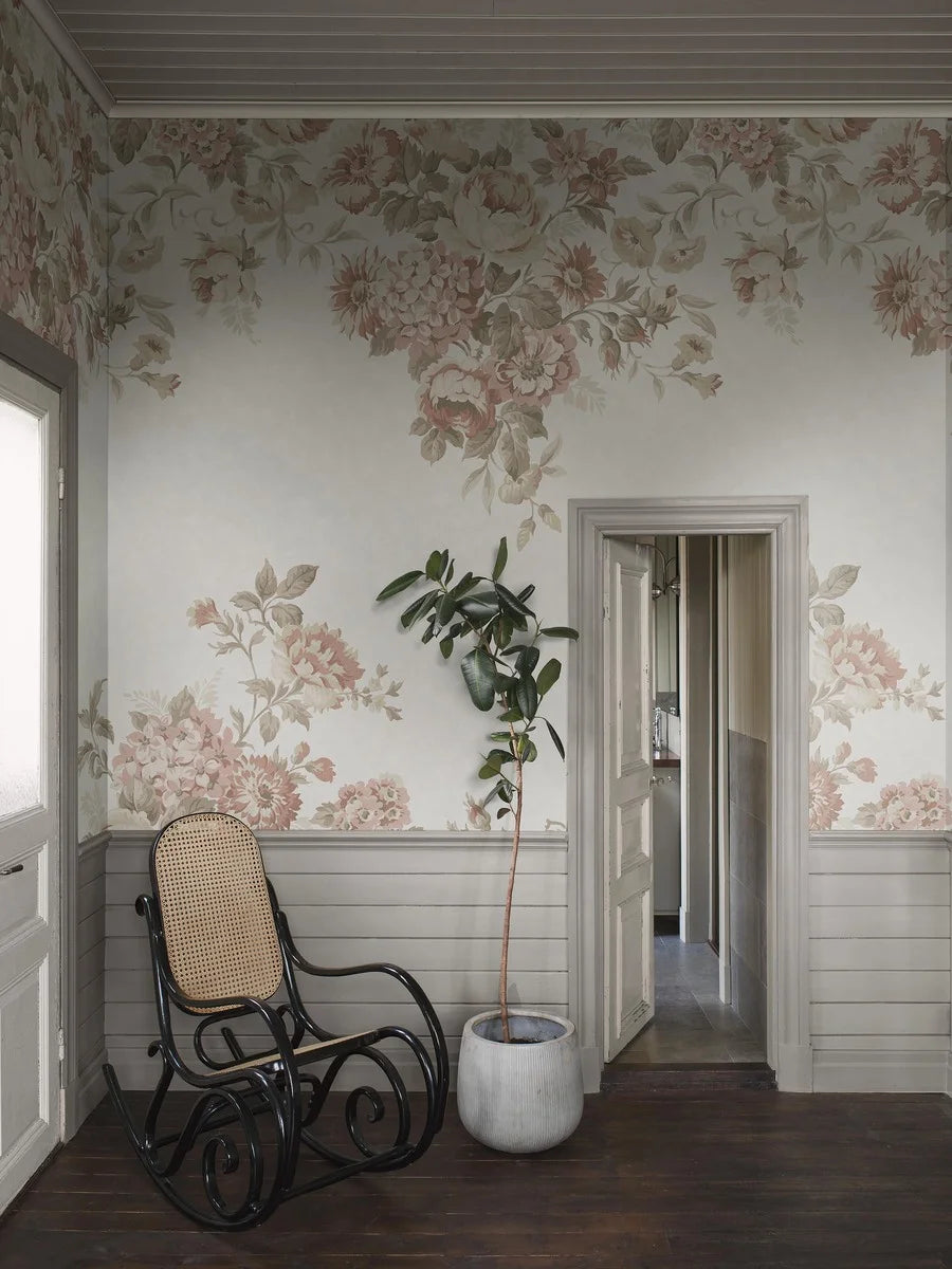 Hortensia Grand is a magnificent mural wallpaper where hydrangea, dahlia, and rose intertwine in a hand-painted pattern.