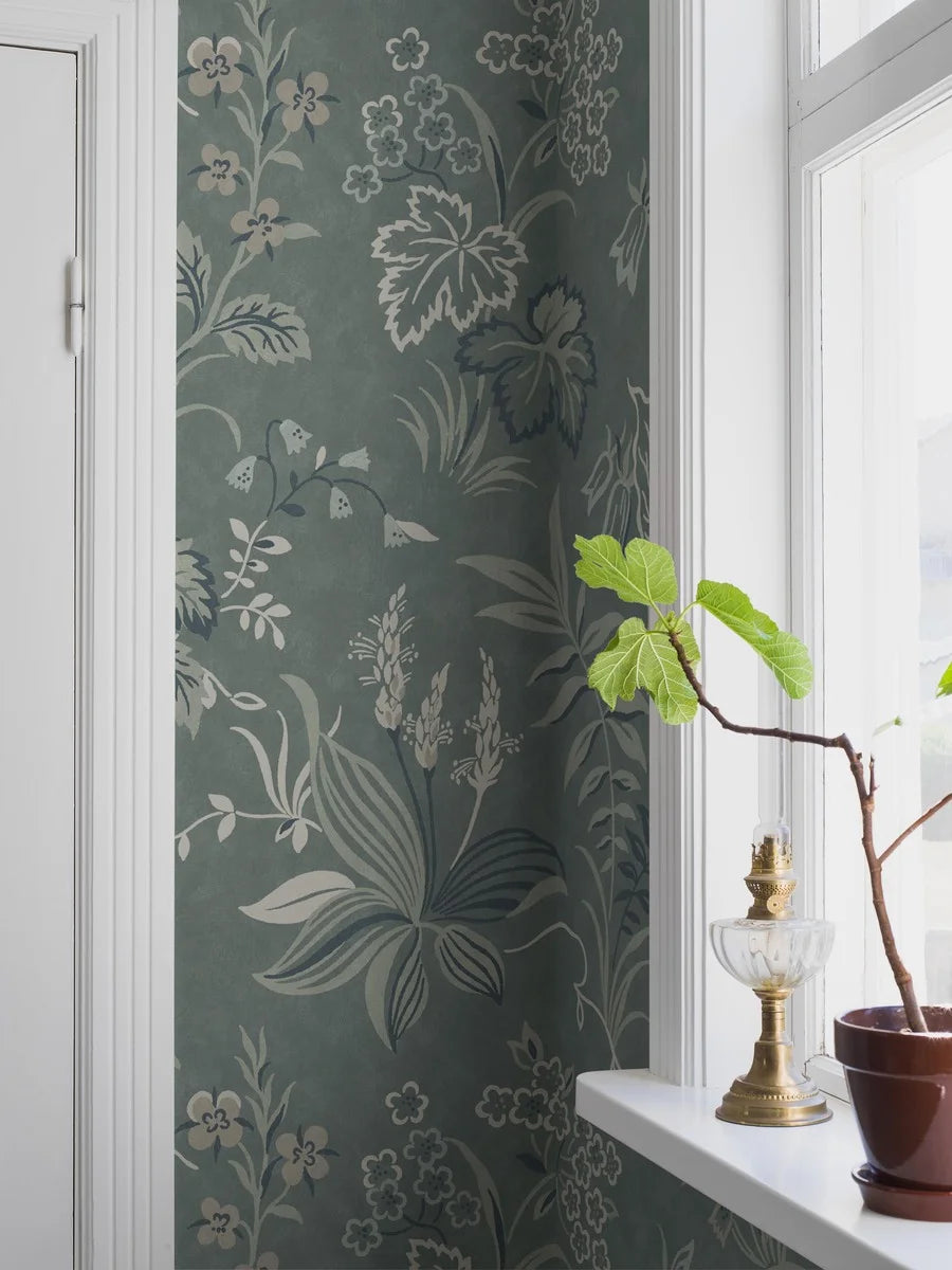 The large-scale digital print captures every nuance of the hand-painted design and gives this 1950s wallpaper a completely new expression.