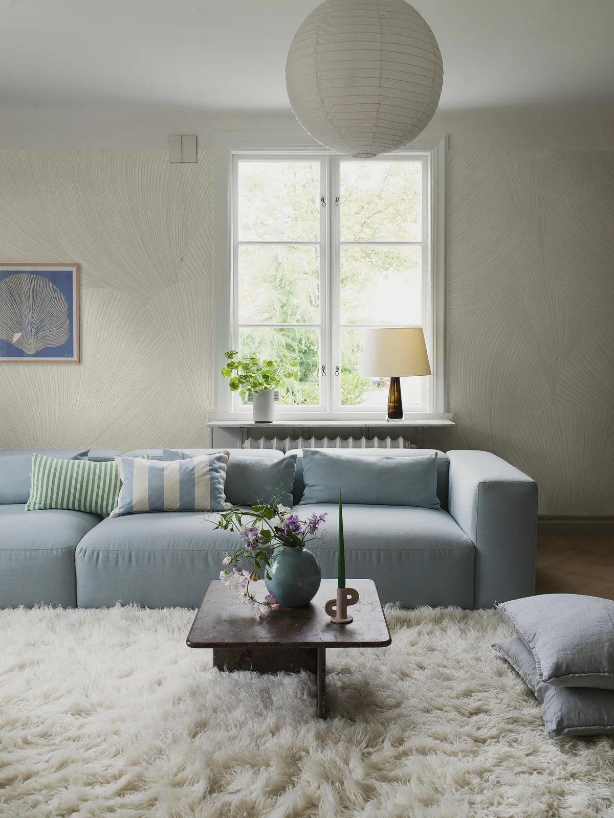 The light Mirage Grand wallpaper, with its large-scale graphic pattern, gives the room an airy, spacious feel. Layers of curved lines create a soft, vibrant expression.