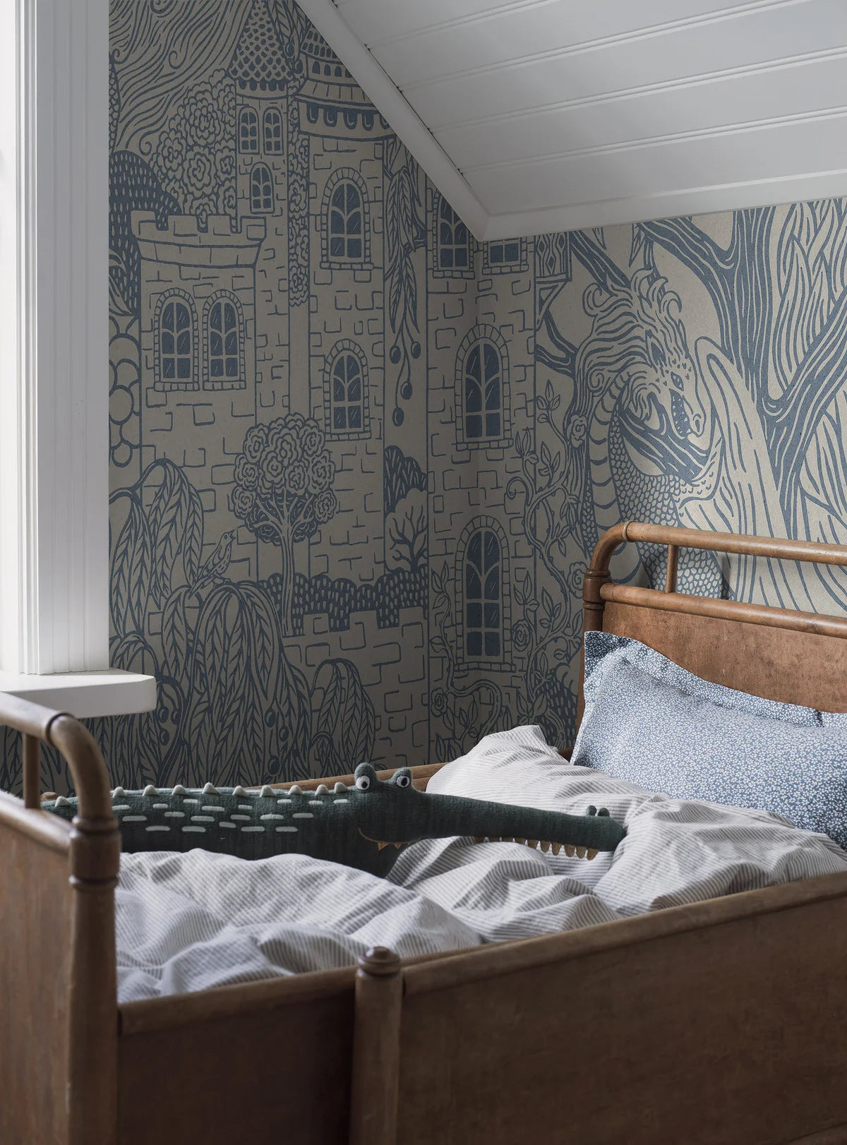 The children’s wallpaper Kingdom of the Willow Grand is full of exciting details.