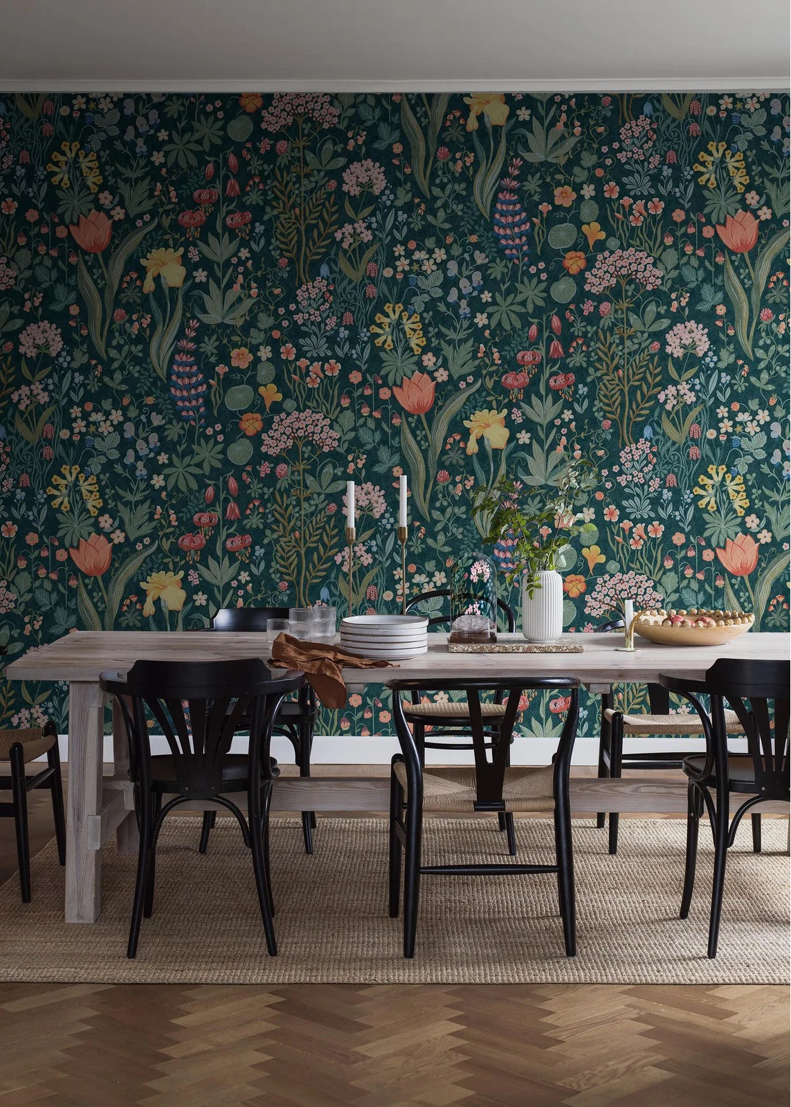 The Blomsterhav Grand wallpaper is indeed adorned with a lush sea of flowers, and among sweet peas, lupins and other blossoms, you’ll also find the occasional blackberry and wild strawberry.