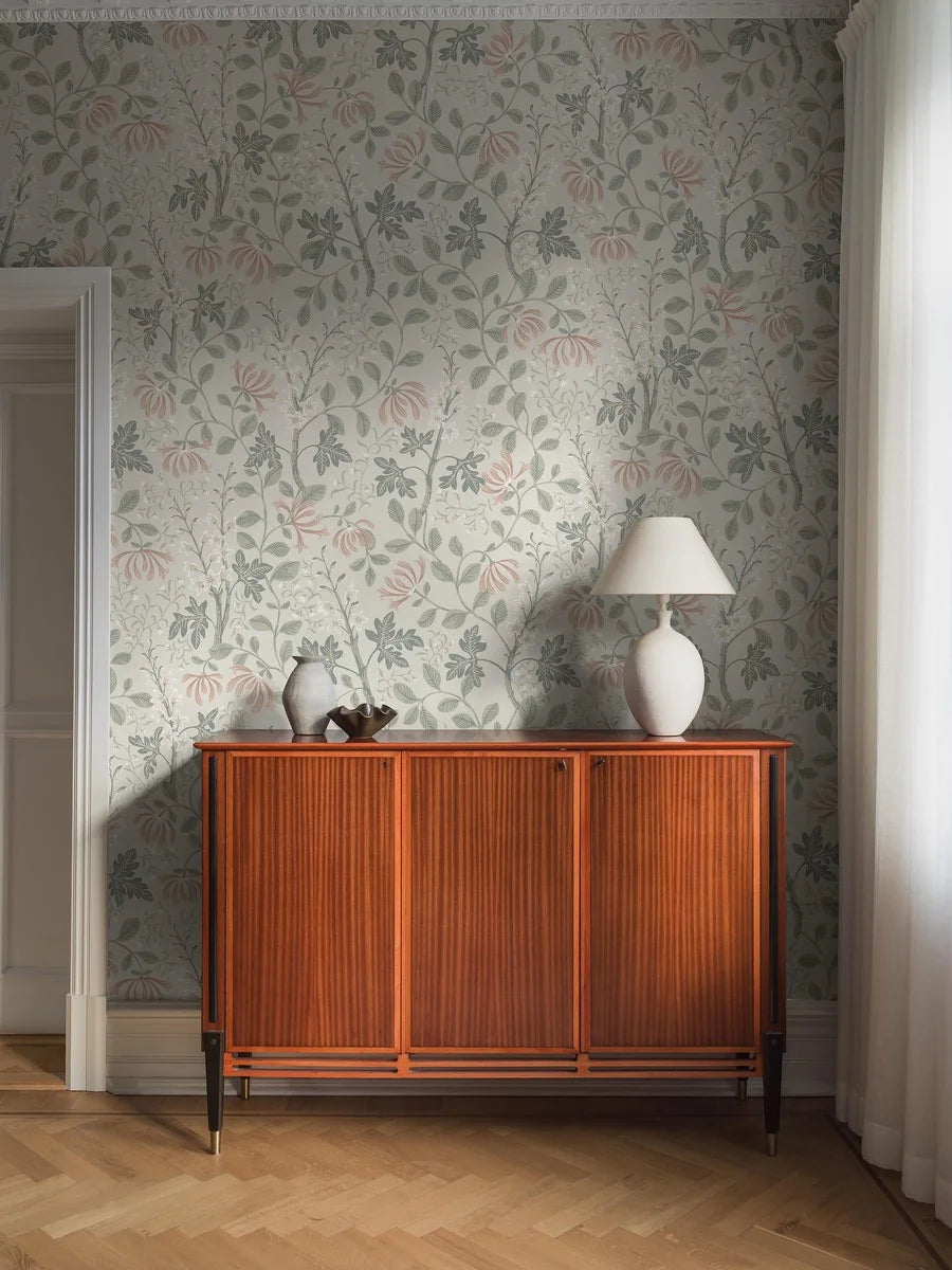The light, floral Trädgårdsfröjd Grand wallpaper is rustic and romantic with a subtle twist.