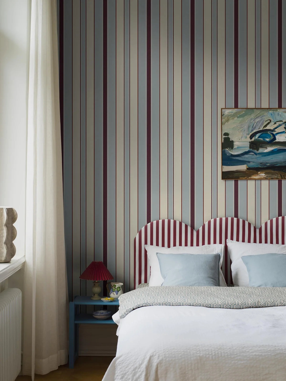 The striped wallpaper Stockholm Stripe is elegant and timeless.