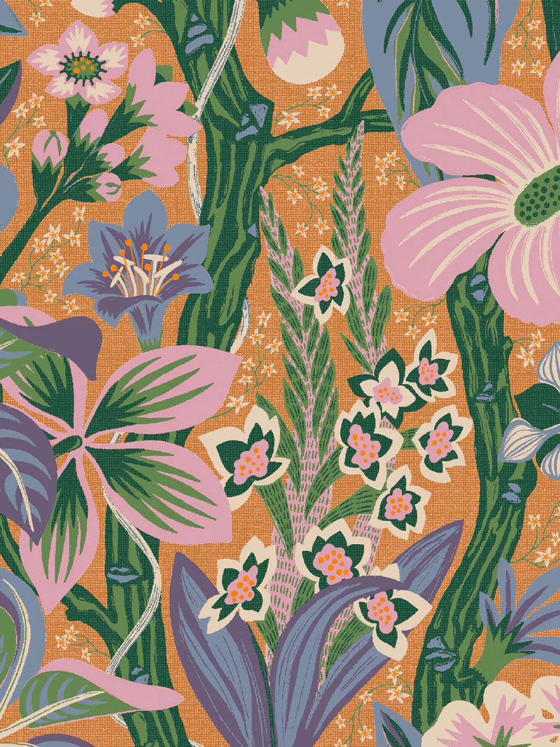 The vibrant, floral mural wallpaper Friviva is scattered with exotic plants, but you’ll also find meadow flowers from the Swedish flora.