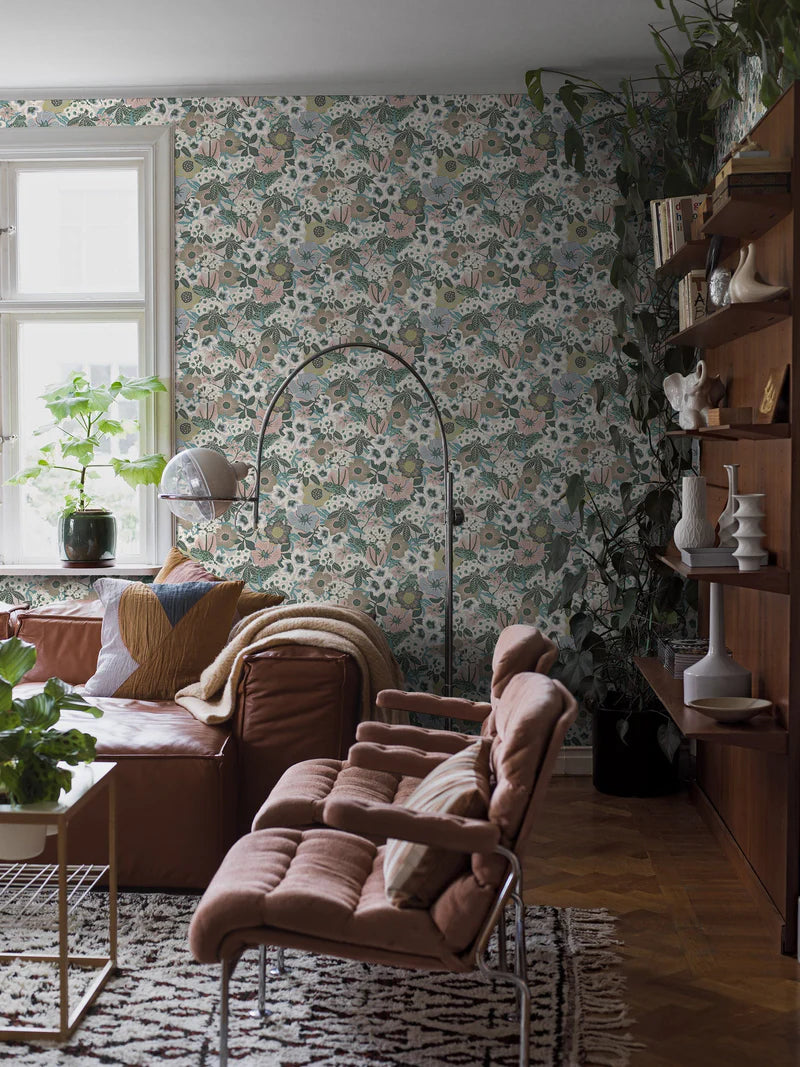 Kvackstepp is a large-flowered mural wallpaper that at first glance feels quite romantic. But among the primroses and rhododendrons you’ll also find protected toads and beautiful hornets hiding away.