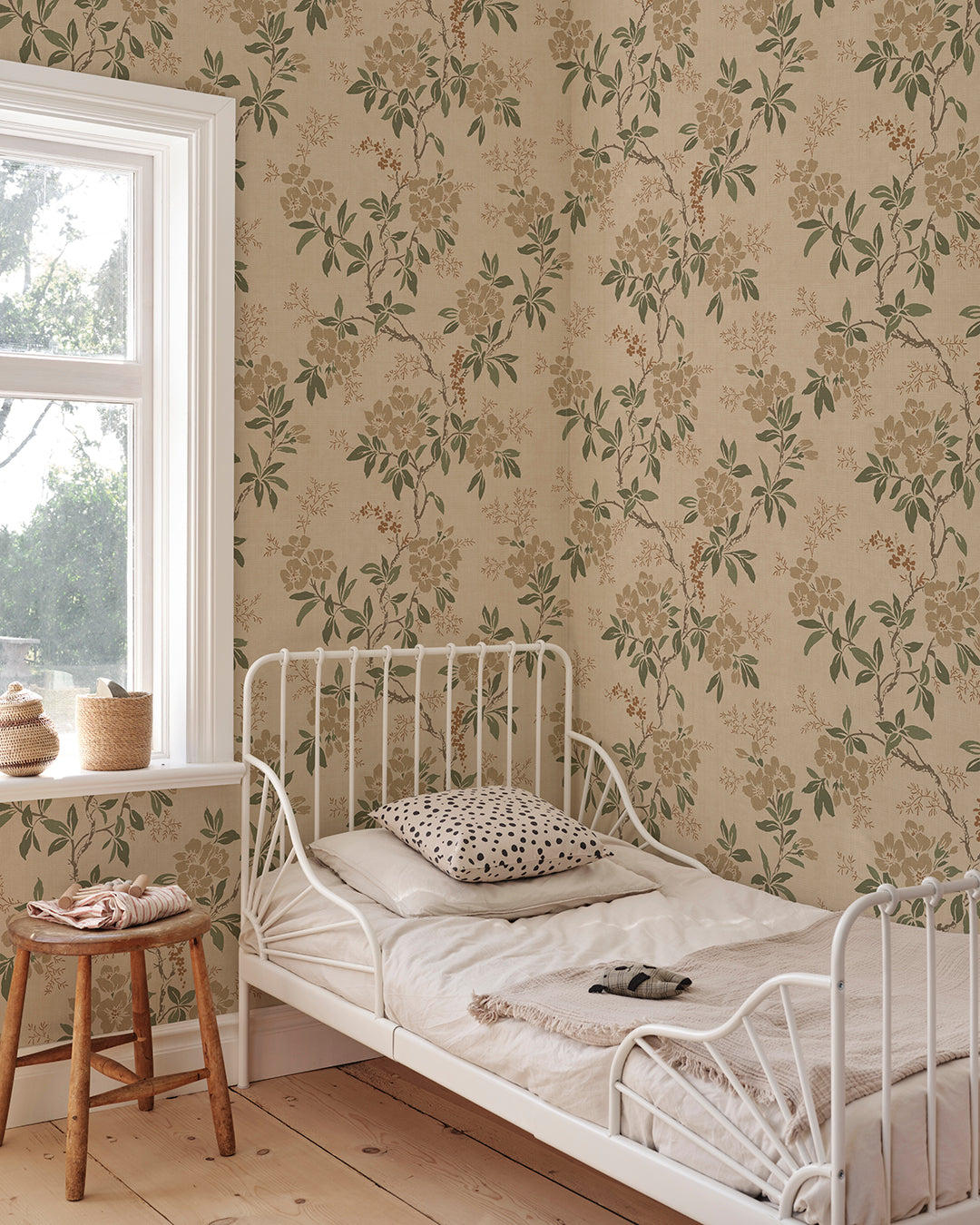 Elegant Beige Floral Wallpaper - Vera
This beautiful floral vine pattern from a 1920s original has been a favorite wallpaper for many years. In a soft beige tone with green and brown accents, it creates a becoming Asian style with a retro feel.