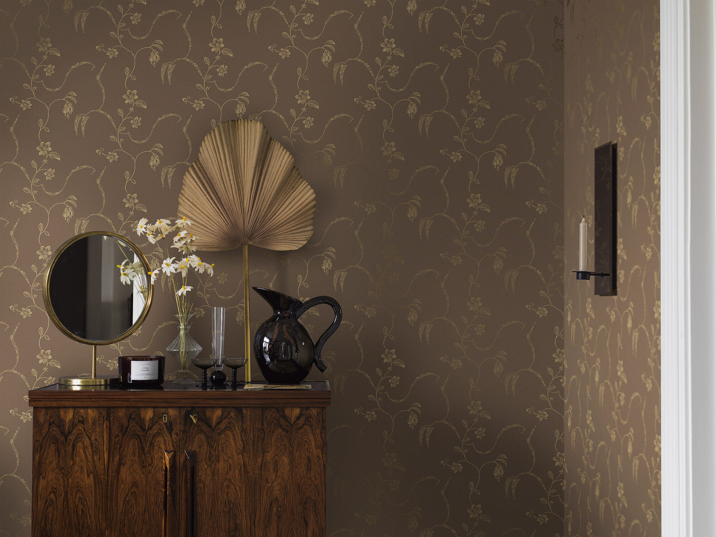 With its rich dark brown background offsetting a luxurious floral pattern in shimmering gold, our Elsie wallpaper has a cosy yet luxurious charm.