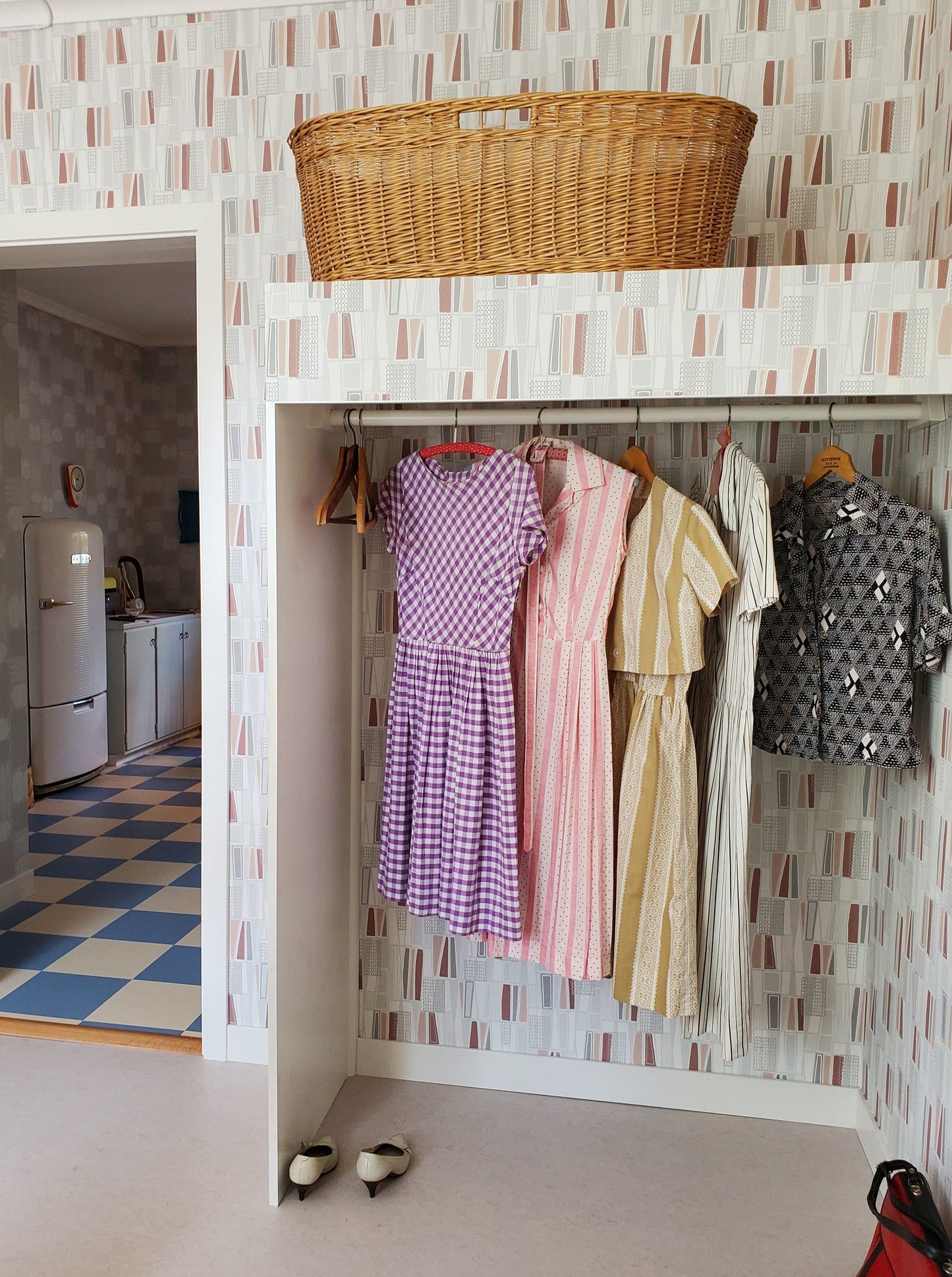 This wallpaper is a trip back to the 1950s with a clean and stripped surface that is a trademark of functional form.