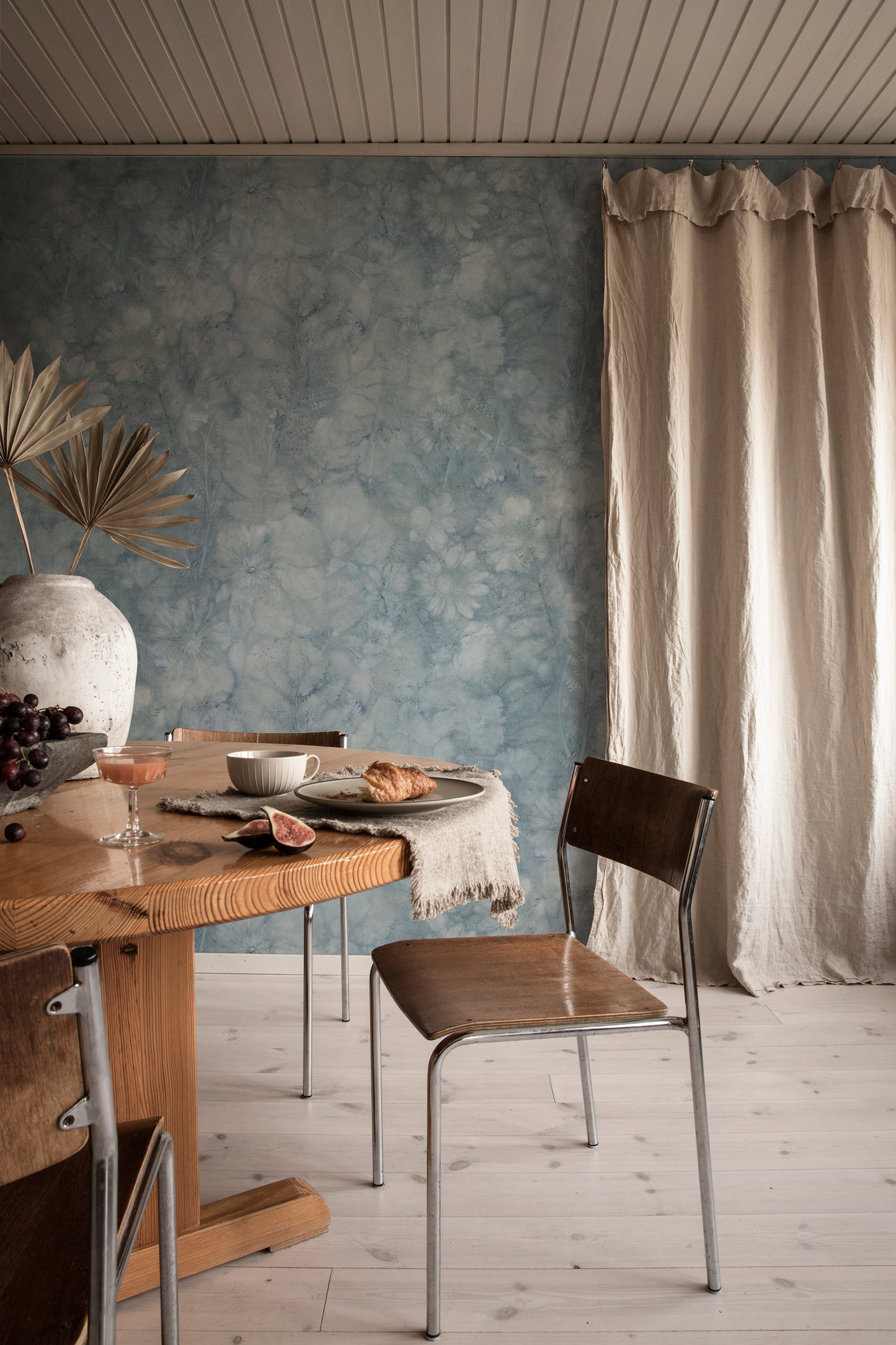 The wallpaper pattern is a collaboration with artist Monica Andoff, who with experimental plant dyeing on paper created the basis for this dreamy expression.