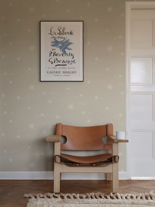 The beautiful hand-painted stars dance over the wallpaper like stars in the sky. Created together with Johanna Bradford as a dreamy ceiling wallpaper