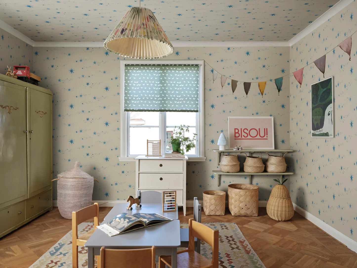 The beautiful hand-painted stars dance over the wallpaper like stars in the sky. Created together with Johanna Bradford as a dreamy ceiling wallpaper, but it also works beautifully on the wall.
