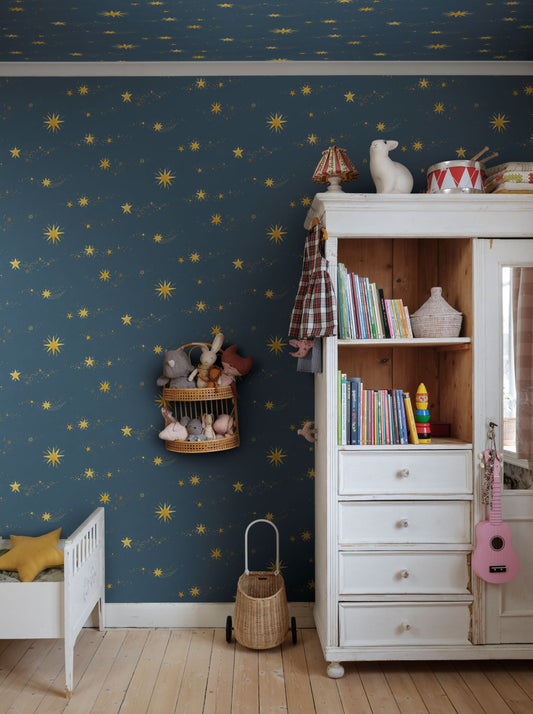 The beautiful hand-painted stars dance over the wallpaper like stars in the sky. Created together with Johanna Bradford as a dreamy ceiling wallpaper